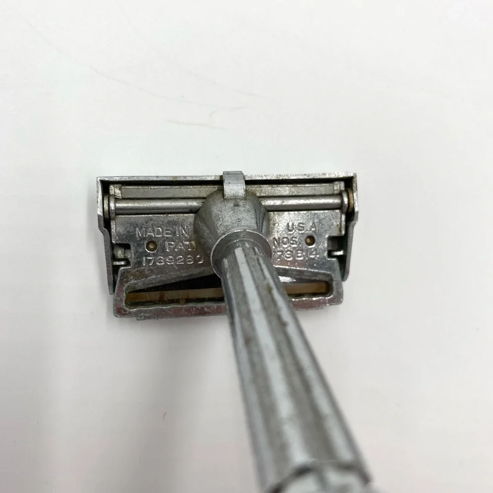 Vintage GEM Micromatic Single Edge Safety Razor Set With Case Two Razor Blades. - Picture 5 of 10